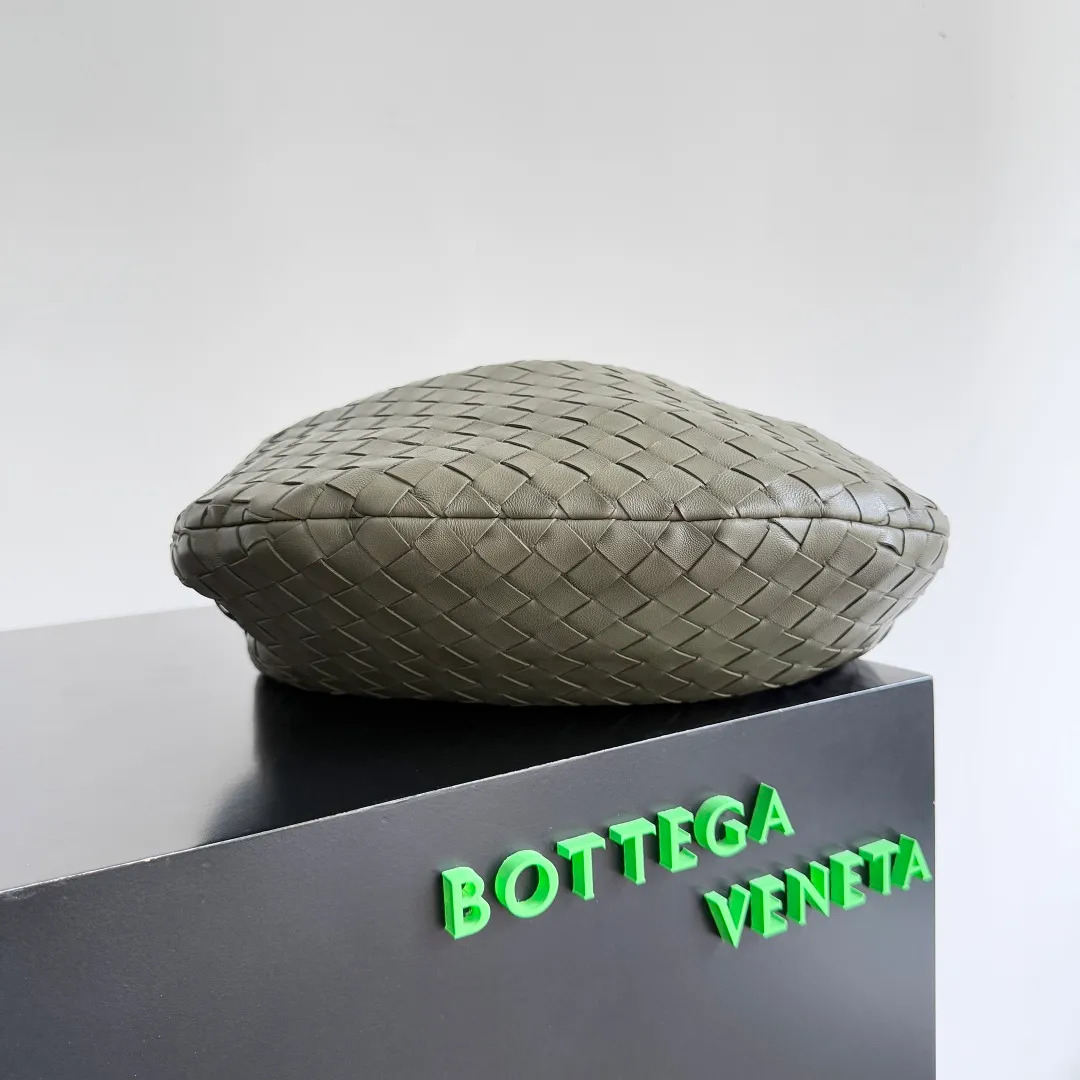 Batch 1460 cypress green ~ ready stock 🌟𝐁𝐨𝐭𝐭𝐞𝐠𝐚 𝐕𝐞𝐧𝐞𝐭𝐚 ——— jodie (medium size) The medium size is very attractive in person, and it is firm and sturdy in the hand. The first impression is that it is particularly durable👍 You can see the well-designed knot on the handle. When carrying it on the shoulder, pay attention to the knot being placed directly under the hand. In this way, it can not only fix the position of the handbag, but also prevent the handbag from slipping due to long walks. It can easily accommodate a variety of cosmetics. One word: "very easy to hold". Style number: 690225 Size: 36✖️21✖️13cm